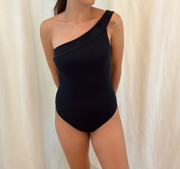 I'M BLACK ONE SHOULDER ONE PIECE